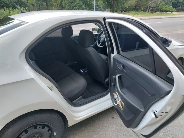 Белый Шкода Рапид, объемом двигателя 1.2 л и пробегом 260 тыс. км за 6600 $, фото 7 на Automoto.ua