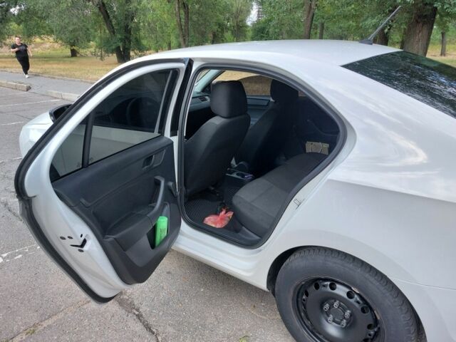 Белый Шкода Рапид, объемом двигателя 1.2 л и пробегом 260 тыс. км за 6600 $, фото 8 на Automoto.ua