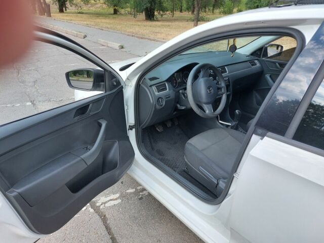 Белый Шкода Рапид, объемом двигателя 1.2 л и пробегом 260 тыс. км за 6600 $, фото 9 на Automoto.ua