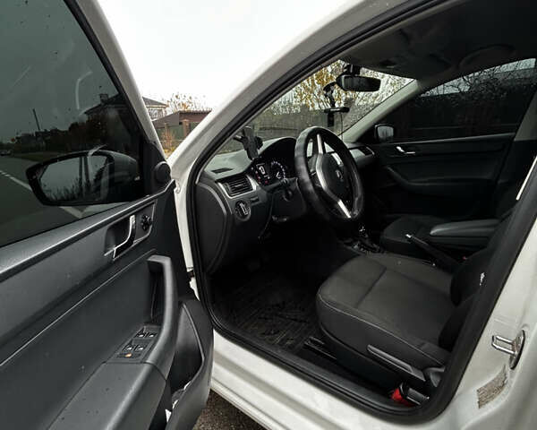 Белый Шкода Рапид, объемом двигателя 1.6 л и пробегом 115 тыс. км за 13000 $, фото 12 на Automoto.ua