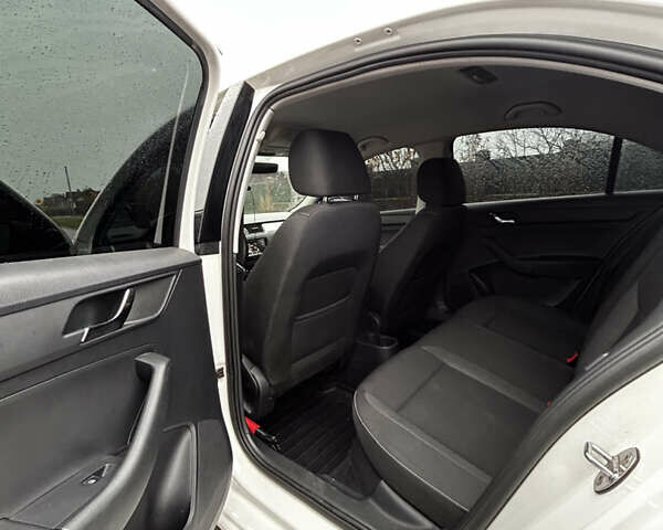 Белый Шкода Рапид, объемом двигателя 1.6 л и пробегом 115 тыс. км за 13000 $, фото 9 на Automoto.ua