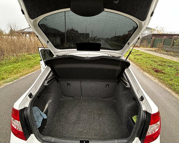 Белый Шкода Рапид, объемом двигателя 1.6 л и пробегом 115 тыс. км за 13000 $, фото 8 на Automoto.ua