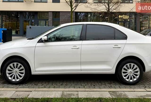 Белый Шкода Рапид, объемом двигателя 1.2 л и пробегом 141 тыс. км за 7800 $, фото 2 на Automoto.ua