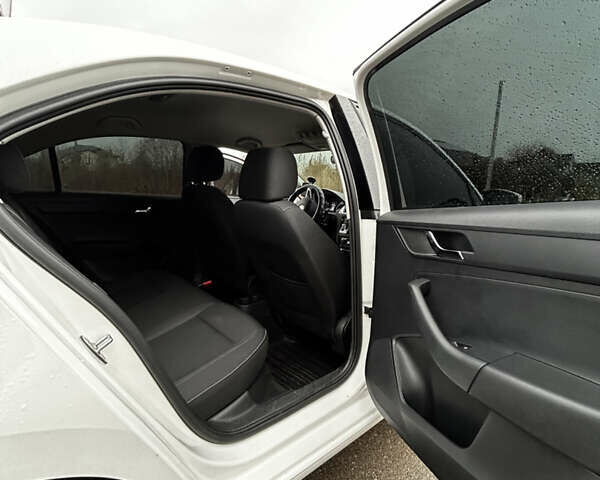 Белый Шкода Рапид, объемом двигателя 1.6 л и пробегом 115 тыс. км за 13000 $, фото 11 на Automoto.ua