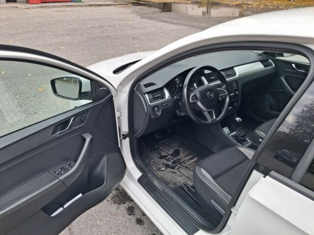 Белый Шкода Рапид, объемом двигателя 1.6 л и пробегом 114 тыс. км за 11000 $, фото 6 на Automoto.ua