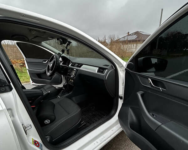 Белый Шкода Рапид, объемом двигателя 1.6 л и пробегом 115 тыс. км за 13000 $, фото 10 на Automoto.ua