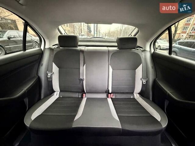 Белый Шкода Рапид, объемом двигателя 1.2 л и пробегом 141 тыс. км за 7800 $, фото 19 на Automoto.ua