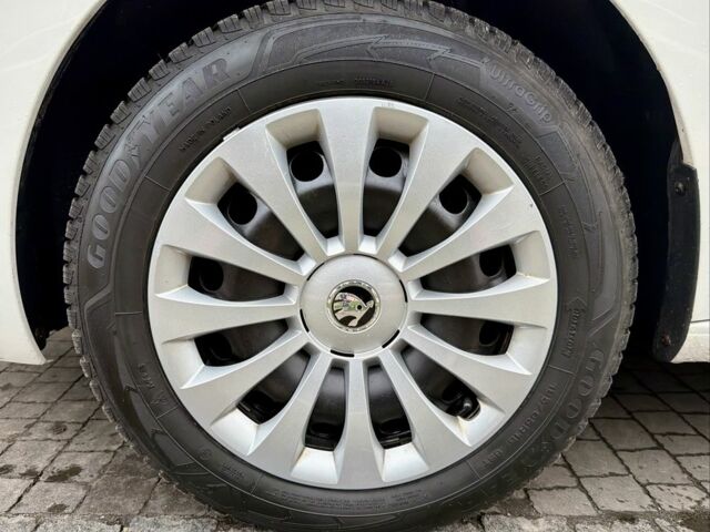 Белый Шкода Рапид, объемом двигателя 1.2 л и пробегом 141 тыс. км за 7800 $, фото 21 на Automoto.ua