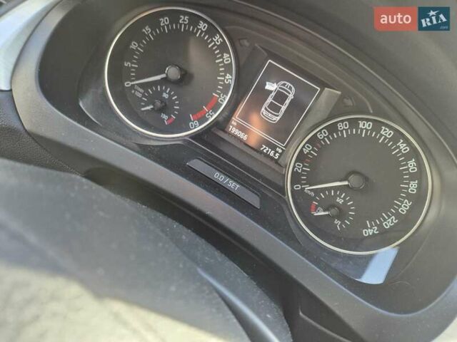 Белый Шкода Рапид, объемом двигателя 0 л и пробегом 150 тыс. км за 5640 $, фото 1 на Automoto.ua