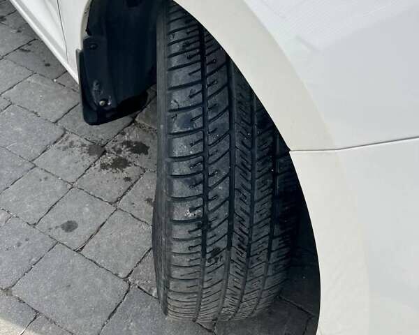 Белый Шкода Рапид, объемом двигателя 1.6 л и пробегом 310 тыс. км за 5400 $, фото 5 на Automoto.ua