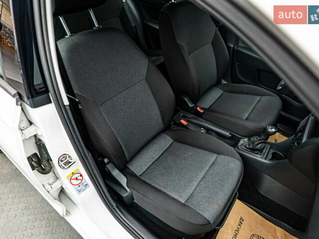 Білий Шкода Рапід, об'ємом двигуна 1.6 л та пробігом 111 тис. км за 10767 $, фото 13 на Automoto.ua