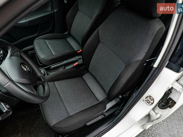 Білий Шкода Рапід, об'ємом двигуна 1.6 л та пробігом 78 тис. км за 11644 $, фото 6 на Automoto.ua