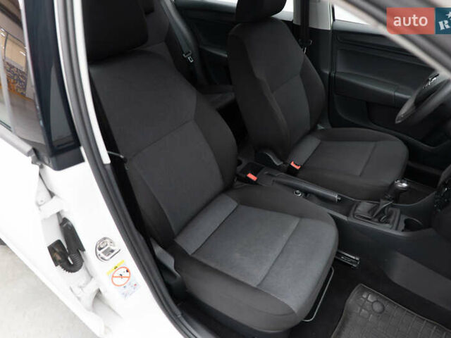 Білий Шкода Рапід, об'ємом двигуна 1.6 л та пробігом 78 тис. км за 11644 $, фото 13 на Automoto.ua