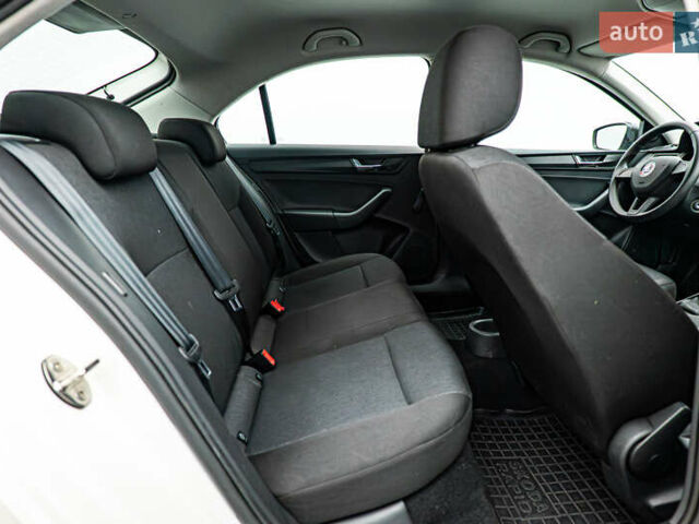 Білий Шкода Рапід, об'ємом двигуна 1.6 л та пробігом 78 тис. км за 11644 $, фото 14 на Automoto.ua