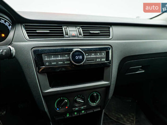 Білий Шкода Рапід, об'ємом двигуна 1.6 л та пробігом 78 тис. км за 11644 $, фото 11 на Automoto.ua