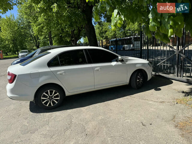 Белый Шкода Рапид, объемом двигателя 1.6 л и пробегом 160 тыс. км за 10000 $, фото 8 на Automoto.ua