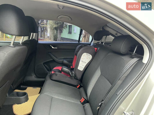 Бежевый Шкода Рапид, объемом двигателя 1.6 л и пробегом 230 тыс. км за 7999 $, фото 8 на Automoto.ua