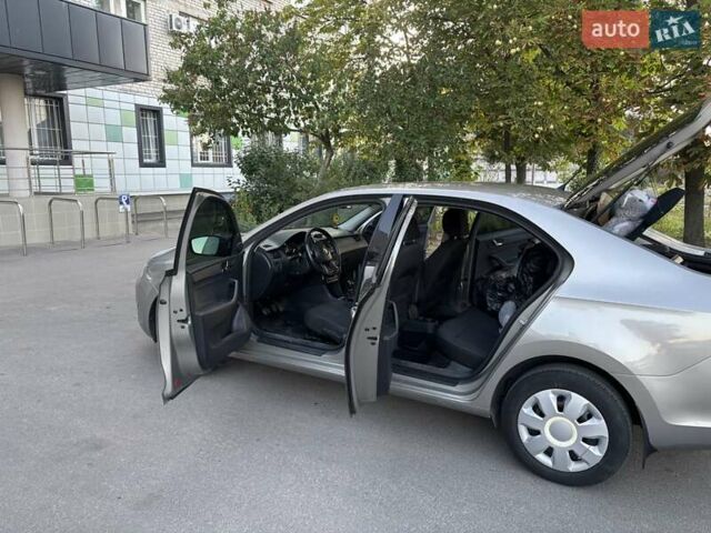 Бежевый Шкода Рапид, объемом двигателя 1.2 л и пробегом 127 тыс. км за 9000 $, фото 8 на Automoto.ua