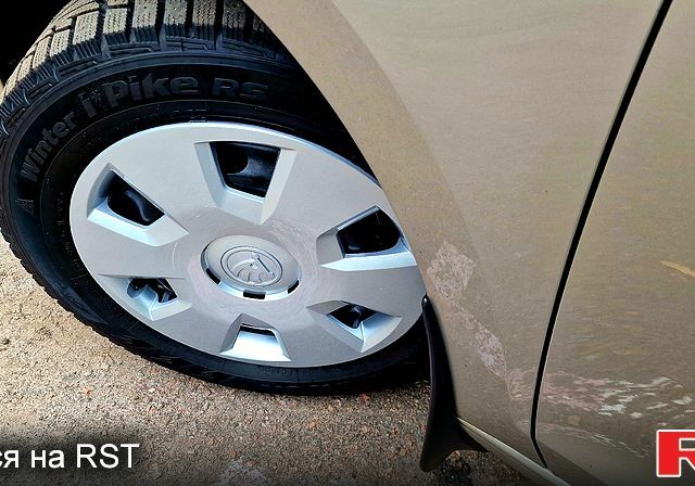 Бежевый Шкода Рапид, объемом двигателя 1.2 л и пробегом 78 тыс. км за 9370 $, фото 4 на Automoto.ua