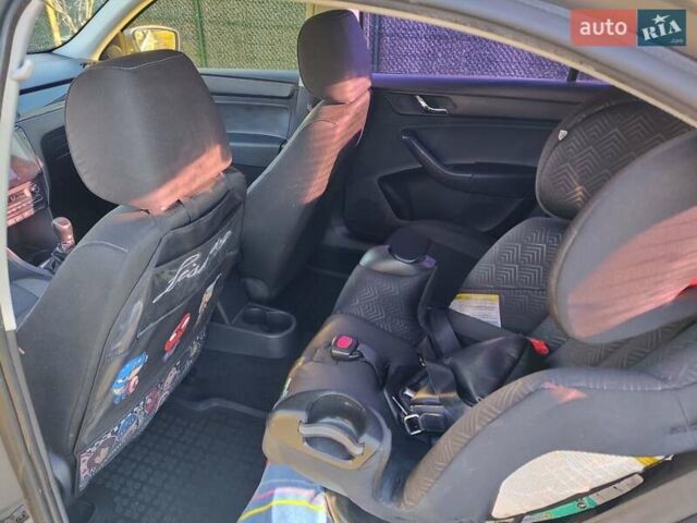 Бежевый Шкода Рапид, объемом двигателя 1.6 л и пробегом 206 тыс. км за 8900 $, фото 13 на Automoto.ua