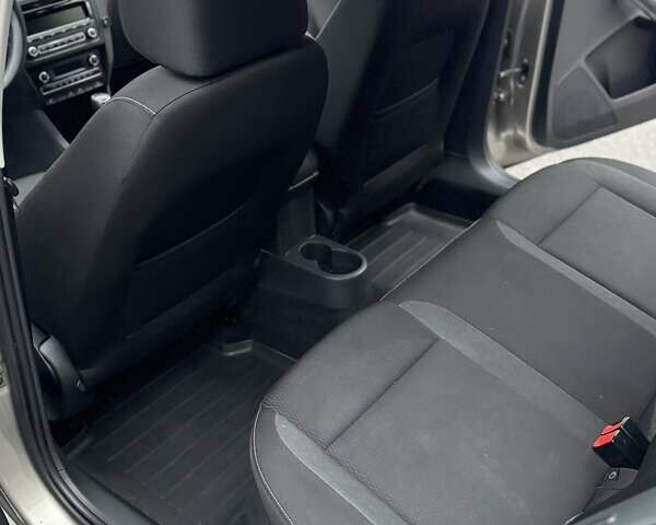 Бежевий Шкода Рапід, об'ємом двигуна 1.6 л та пробігом 187 тис. км за 8500 $, фото 40 на Automoto.ua