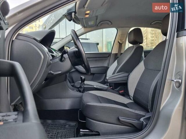Бежевий Шкода Рапід, об'ємом двигуна 1.2 л та пробігом 231 тис. км за 7900 $, фото 18 на Automoto.ua