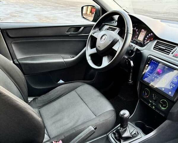 Черный Шкода Рапид, объемом двигателя 1.2 л и пробегом 177 тыс. км за 7200 $, фото 2 на Automoto.ua