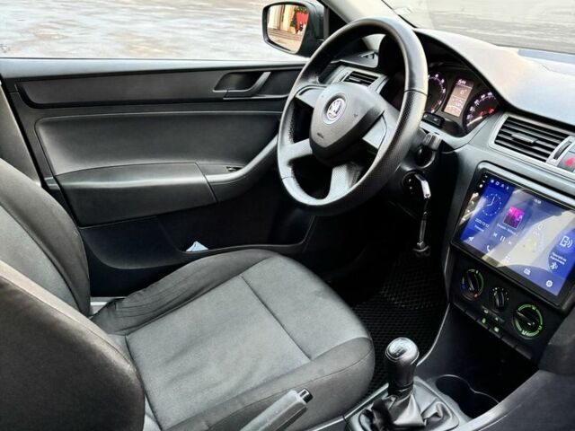 Черный Шкода Рапид, объемом двигателя 1.2 л и пробегом 177 тыс. км за 7200 $, фото 3 на Automoto.ua