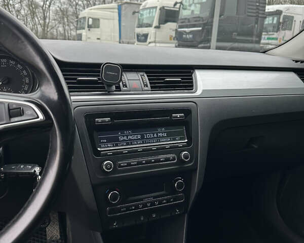 Черный Шкода Рапид, объемом двигателя 1.2 л и пробегом 175 тыс. км за 8000 $, фото 3 на Automoto.ua