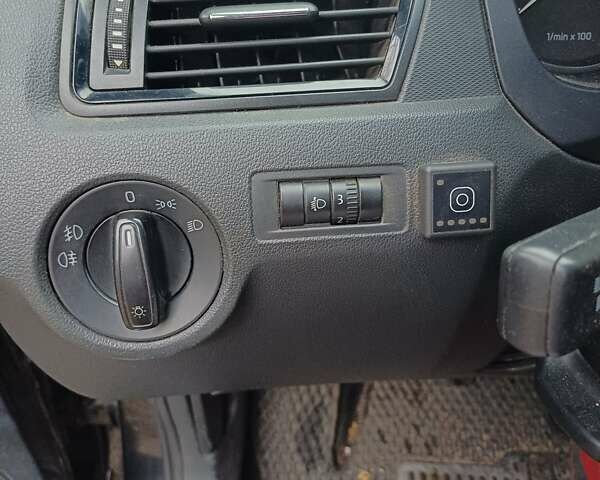 Черный Шкода Рапид, объемом двигателя 1.6 л и пробегом 119 тыс. км за 8200 $, фото 5 на Automoto.ua