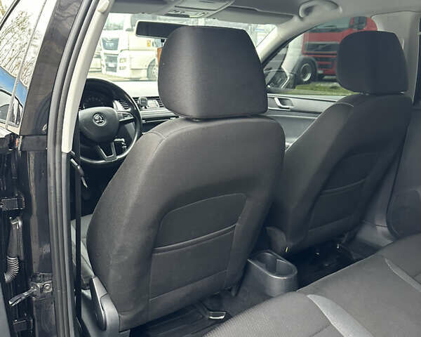 Черный Шкода Рапид, объемом двигателя 1.2 л и пробегом 175 тыс. км за 8000 $, фото 5 на Automoto.ua