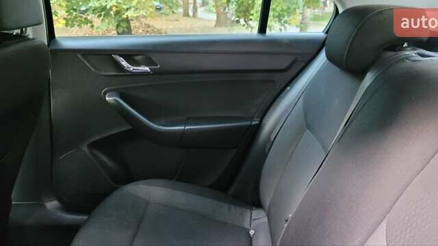 Черный Шкода Рапид, объемом двигателя 1.2 л и пробегом 134 тыс. км за 7900 $, фото 3 на Automoto.ua