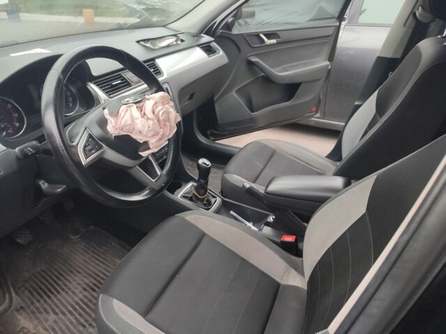 Черный Шкода Рапид, объемом двигателя 0 л и пробегом 350 тыс. км за 4300 $, фото 5 на Automoto.ua