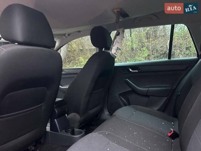 Красный Шкода Рапид, объемом двигателя 1.39 л и пробегом 150 тыс. км за 4900 $, фото 9 на Automoto.ua