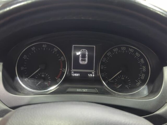 Красный Шкода Рапид, объемом двигателя 1.2 л и пробегом 124 тыс. км за 6000 $, фото 6 на Automoto.ua