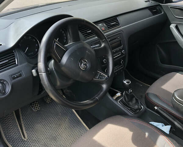 Красный Шкода Рапид, объемом двигателя 1.6 л и пробегом 298 тыс. км за 7000 $, фото 4 на Automoto.ua