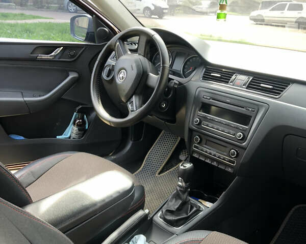 Красный Шкода Рапид, объемом двигателя 1.6 л и пробегом 298 тыс. км за 7000 $, фото 5 на Automoto.ua