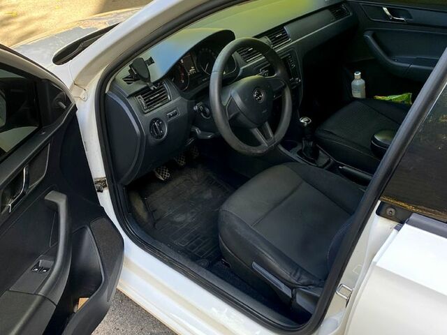 Шкода Рапид, объемом двигателя 1.2 л и пробегом 190 тыс. км за 9500 $, фото 2 на Automoto.ua