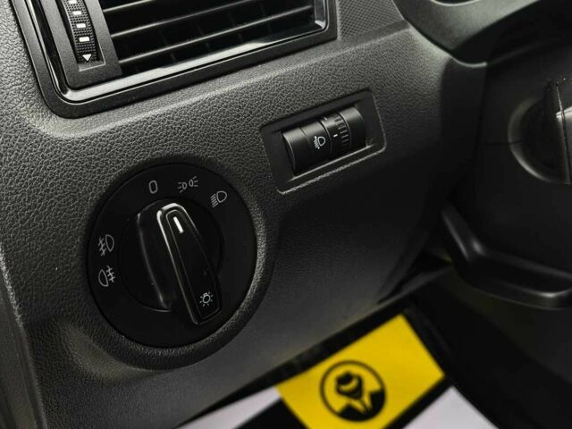 Сірий Шкода Рапід, об'ємом двигуна 0 л та пробігом 154 тис. км за 7600 $, фото 15 на Automoto.ua