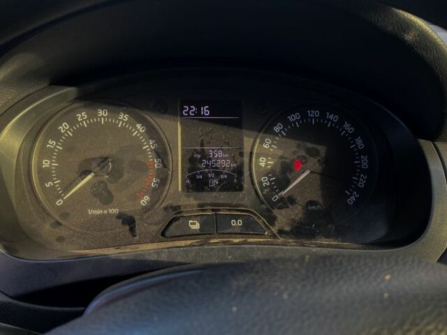 Серый Шкода Рапид, объемом двигателя 1.6 л и пробегом 245 тыс. км за 7000 $, фото 5 на Automoto.ua