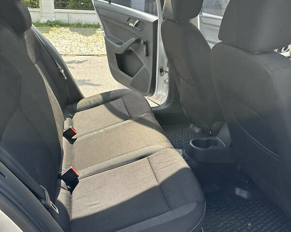 Серый Шкода Рапид, объемом двигателя 1.6 л и пробегом 286 тыс. км за 7700 $, фото 12 на Automoto.ua