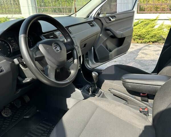 Серый Шкода Рапид, объемом двигателя 1.6 л и пробегом 286 тыс. км за 7700 $, фото 11 на Automoto.ua