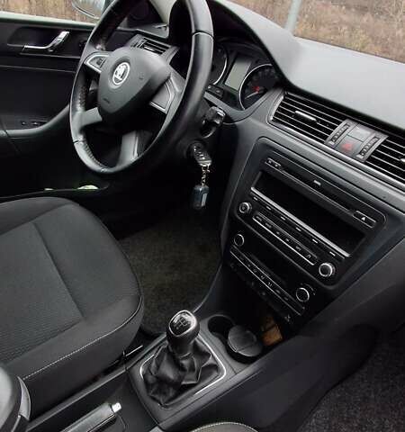 Серый Шкода Рапид, объемом двигателя 1.6 л и пробегом 67 тыс. км за 9300 $, фото 6 на Automoto.ua