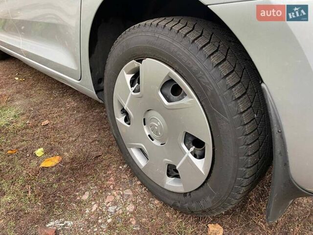 Серый Шкода Рапид, объемом двигателя 1.6 л и пробегом 127 тыс. км за 10000 $, фото 26 на Automoto.ua