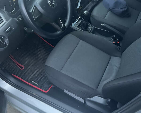 Сірий Шкода Рапід, об'ємом двигуна 1.2 л та пробігом 179 тис. км за 6700 $, фото 6 на Automoto.ua