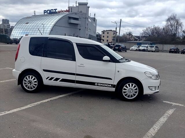 Белый Шкода Румстер, объемом двигателя 1.2 л и пробегом 283 тыс. км за 5000 $, фото 5 на Automoto.ua