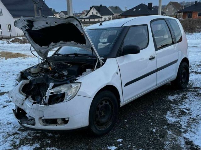 Белый Шкода Румстер, объемом двигателя 1.2 л и пробегом 300 тыс. км за 2500 $, фото 1 на Automoto.ua