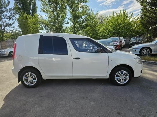 Белый Шкода Румстер, объемом двигателя 1.4 л и пробегом 375 тыс. км за 3187 $, фото 1 на Automoto.ua