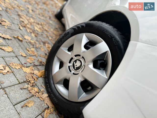Шкода Румстер 2007 у Дрогобичі на Automoto.ua Білий Шкода Румстер, об'ємом двигуна 1.4 л та пробігом 244 тис. км за 4650 $, фото 9 на Automoto.ua