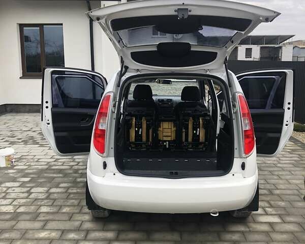 Белый Шкода Румстер, объемом двигателя 1.6 л и пробегом 234 тыс. км за 6000 $, фото 14 на Automoto.ua